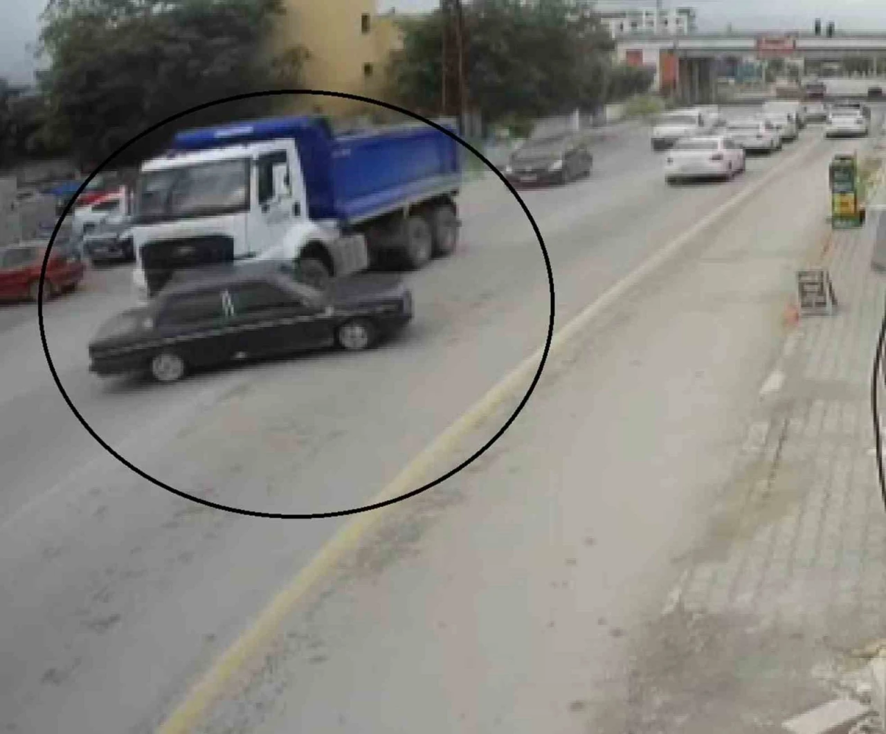 Hafriyat kamyonu, otomobili oyuncak araba gibi önüne aldı: O anlar kamerada
