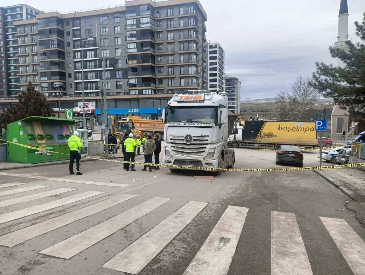 Hafriyat kamyonunun &uuml;zerinden ge&ccedil;tiği kadın ağır yaralandı
