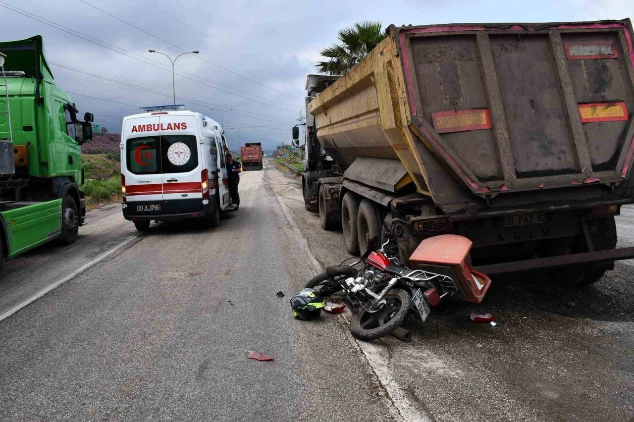 Hafriyat kamyonuyla &ccedil;arpışan motosikletin s&uuml;r&uuml;c&uuml;s&uuml; yaralandı
