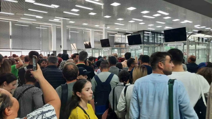 Haftasonu tatilini Batum&rsquo;da ge&ccedil;irmek isteyenler Sarp Sınır Kapısı&rsquo;nda uzun kuyruklar oluşturdu
