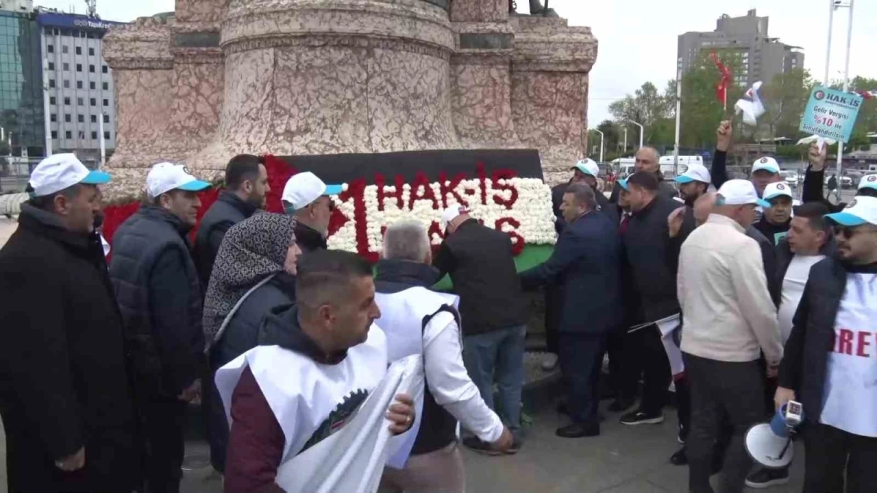 HAK-İŞ Konfederasyonu üyeleri, Kazancı Yokuşu’na karanfil, Taksim’e çelenk bıraktı
