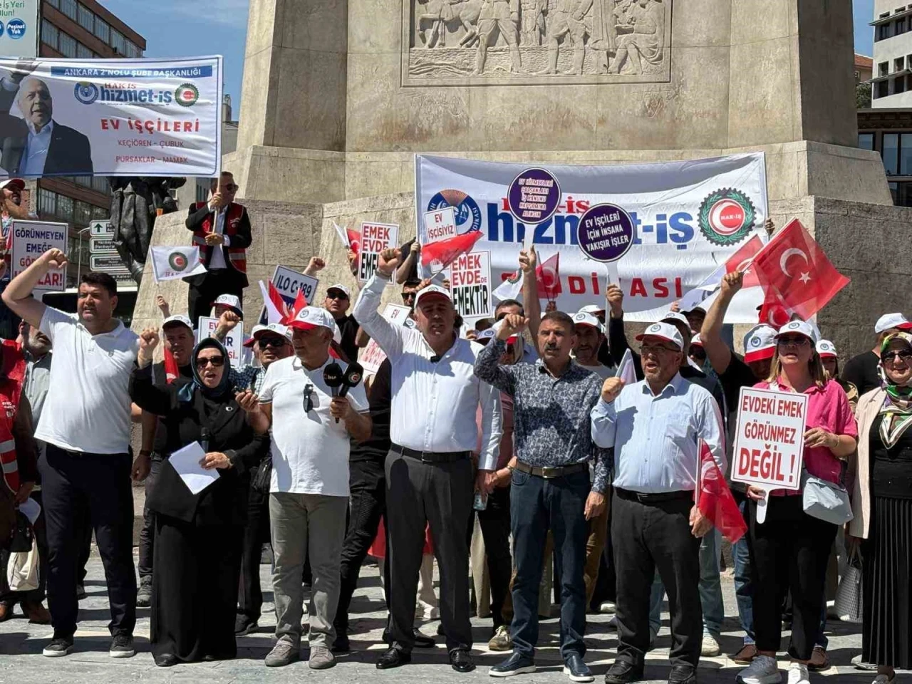 HAK-İŞ&rsquo;ten ev iş&ccedil;ileri i&ccedil;in &ccedil;ağrı: "Ev işi de iştir, ev iş&ccedil;isi de iş&ccedil;idir"

