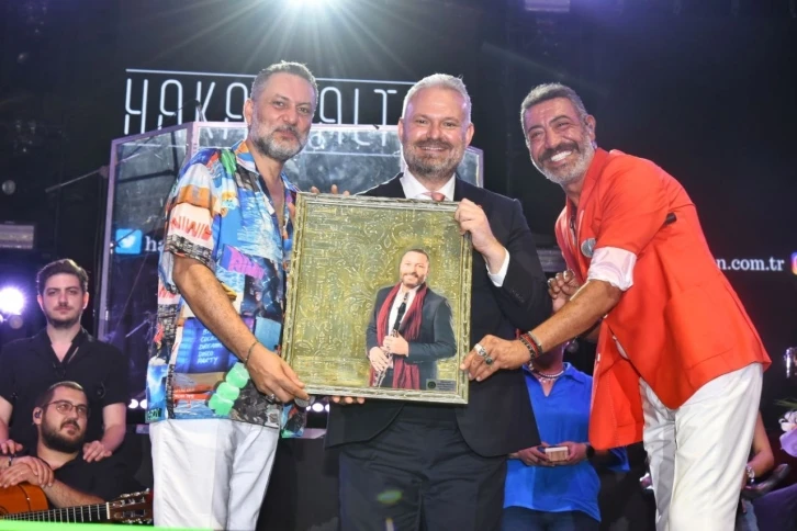 Hakan Altun ve Hüsnü Şenlendirici’den zafer konseri
