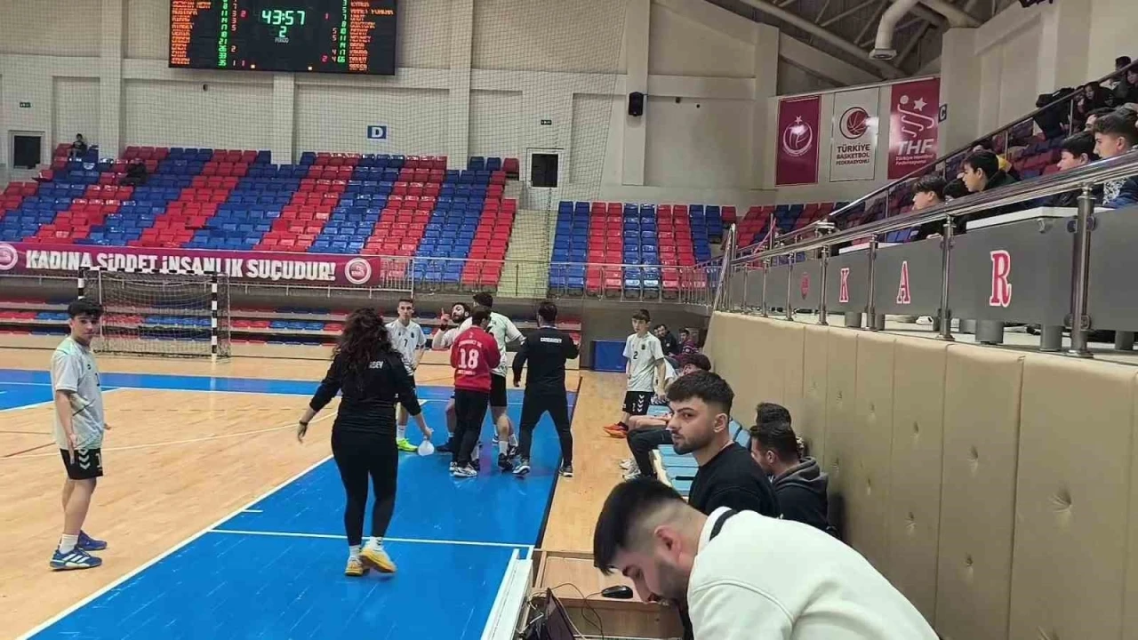 Hakeme saldırmaya &ccedil;alıştı sahadan g&uuml;venlikle &ccedil;ıkartıldı
