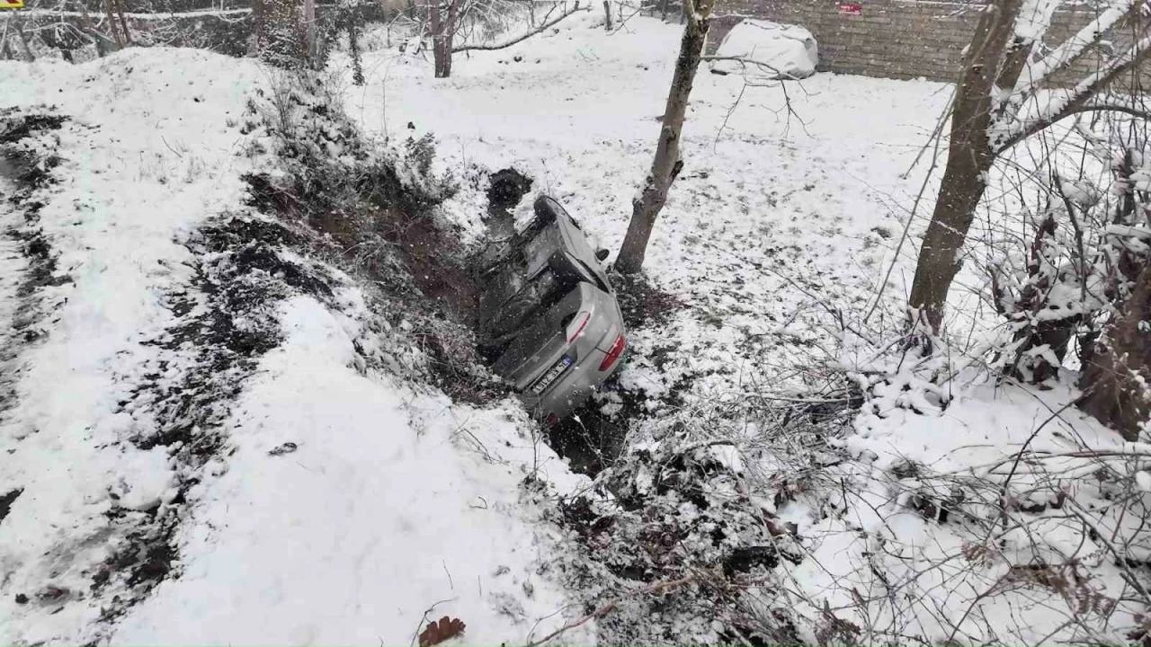 Hakimiyetini kaybeden otomobil dereye u&ccedil;tu: 3 yaralı
