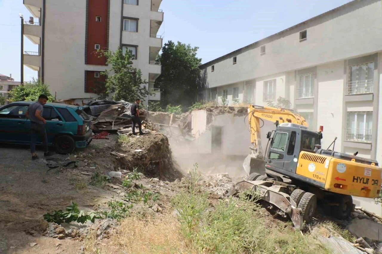 Hakkari Belediyesi metruk evleri yıkılmaya başlandı

