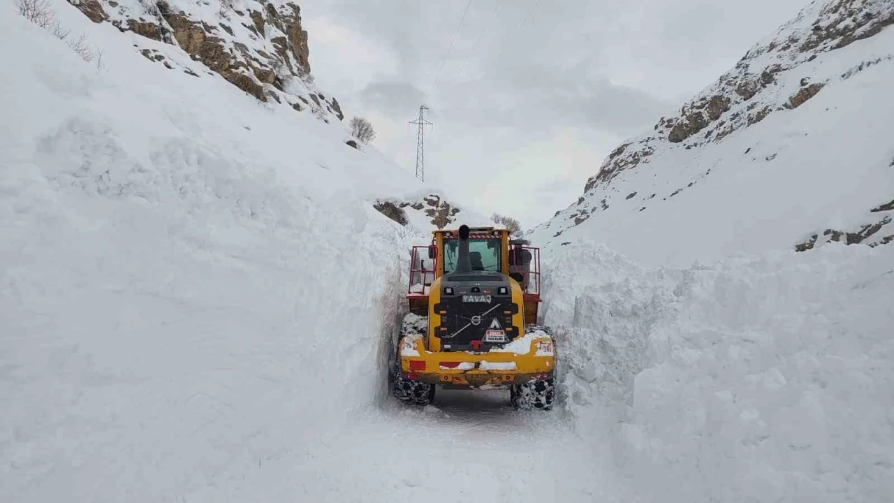 Hakkari-&Ccedil;ukurca yolunda &ccedil;ığ paniği: O anlar kamerada
