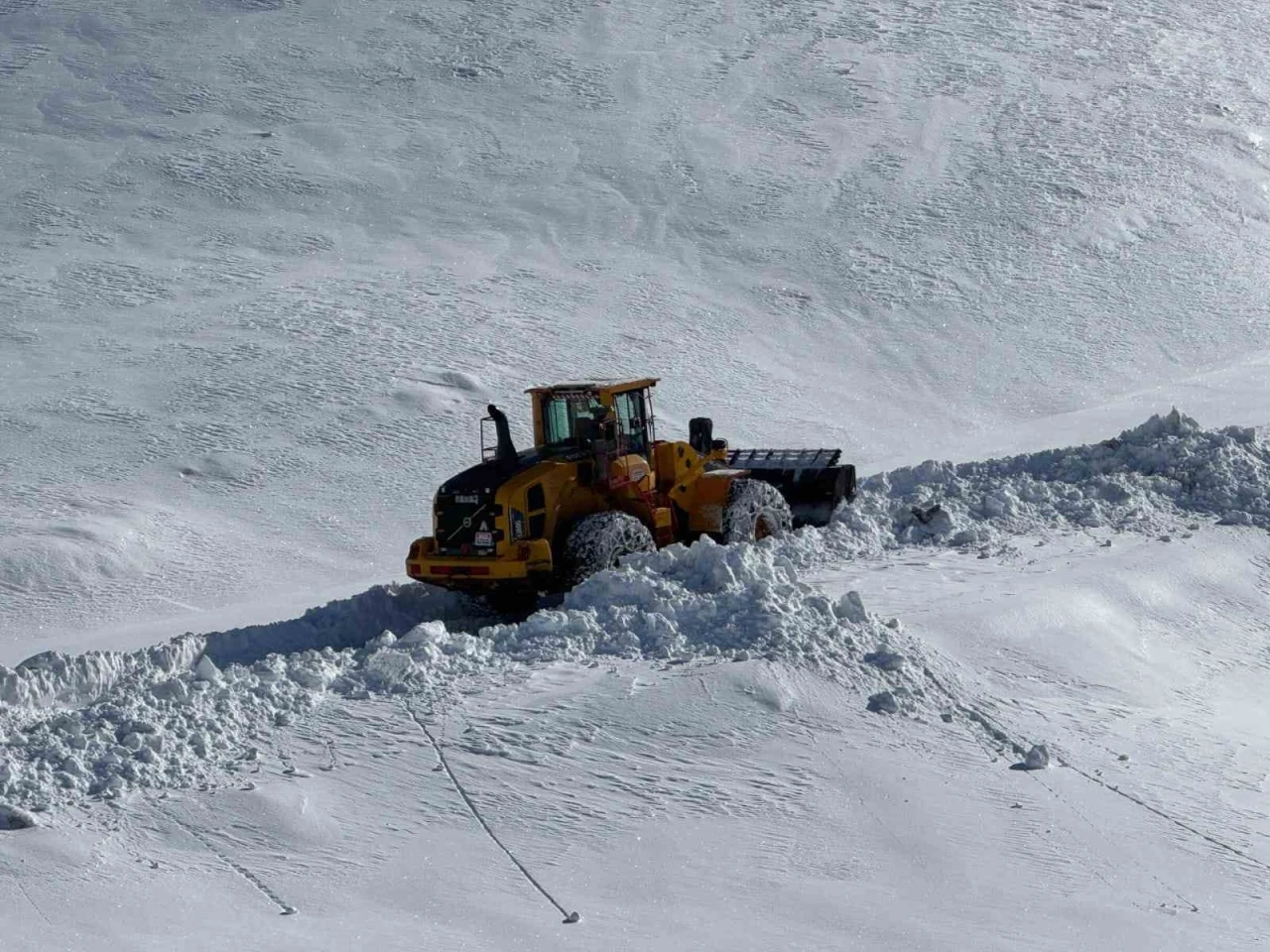 Hakkari&rsquo;de 172 yerleşim yolu ulaşıma kapandı
