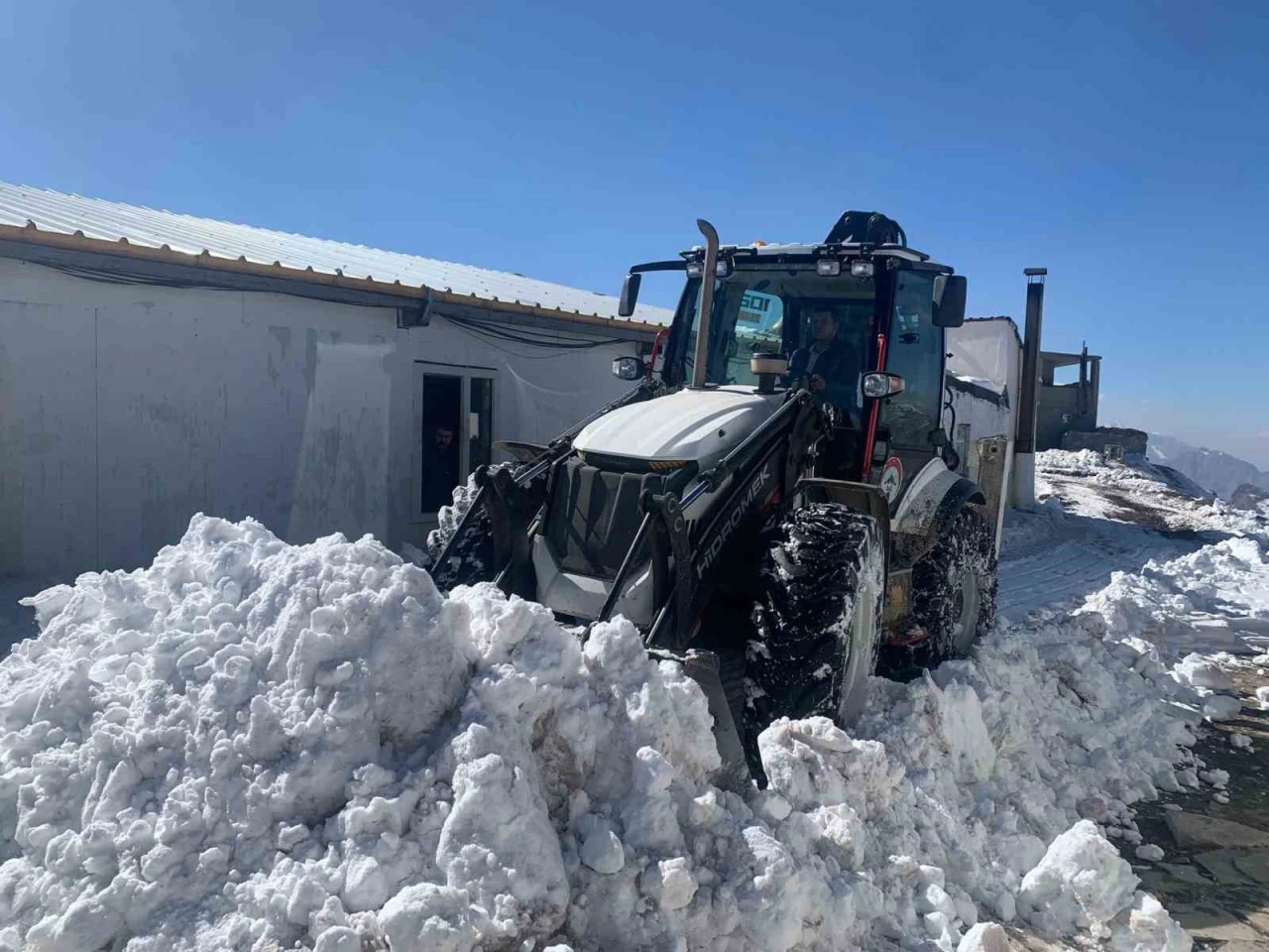 Hakkari&rsquo;de 2 k&ouml;y ve 10 mezra yolu kapandı
