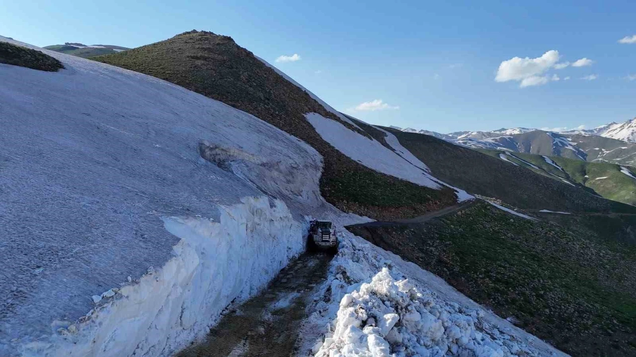 Hakkari’de 5 metreyi bulan karda yayla yolları açı