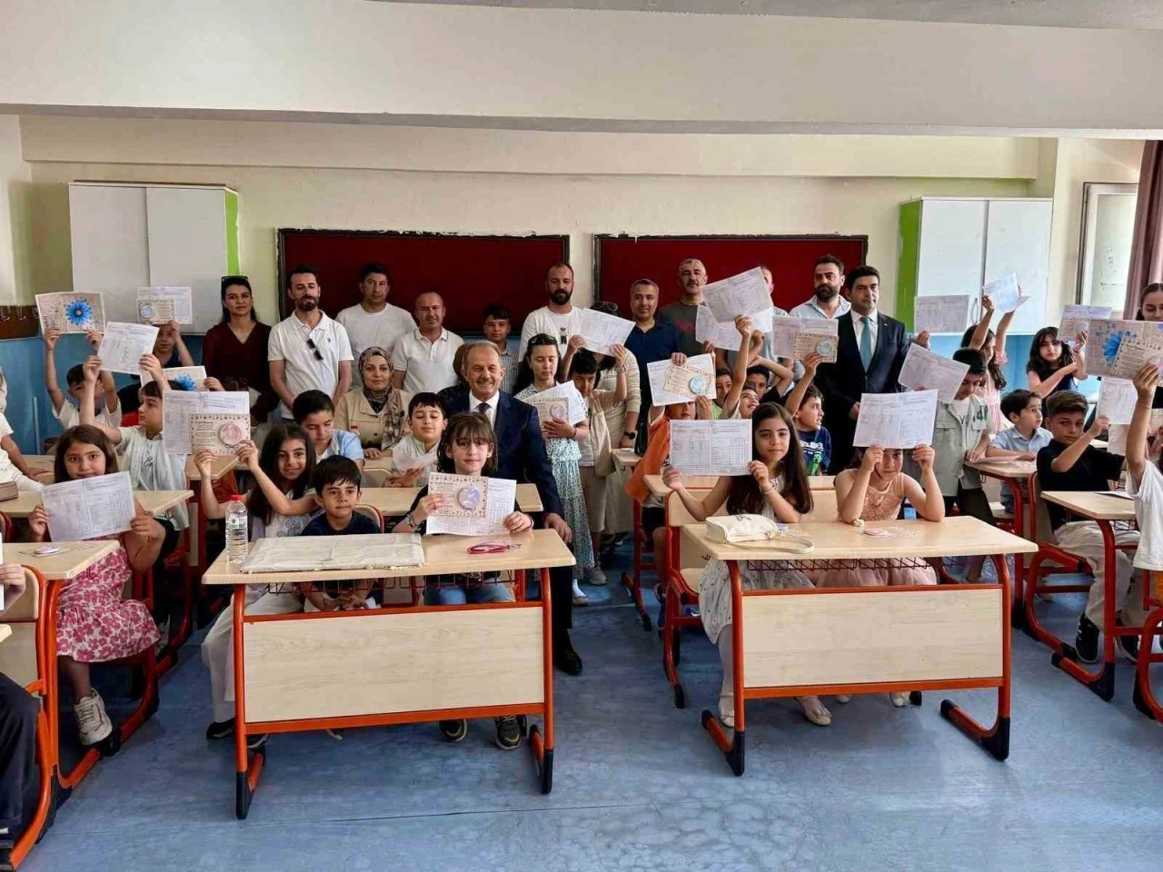 Hakkari&rsquo;de 69 bin 17 &ouml;ğrenci karne sevinci yaşadı
