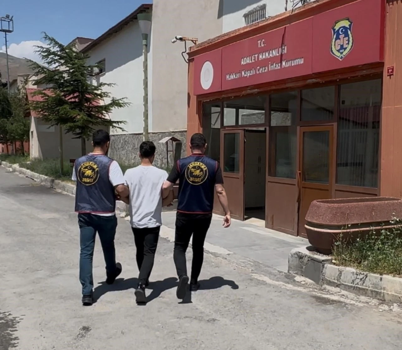 Hakkari’de 78 ayrı suçtan aranan şahıs yakalandı
