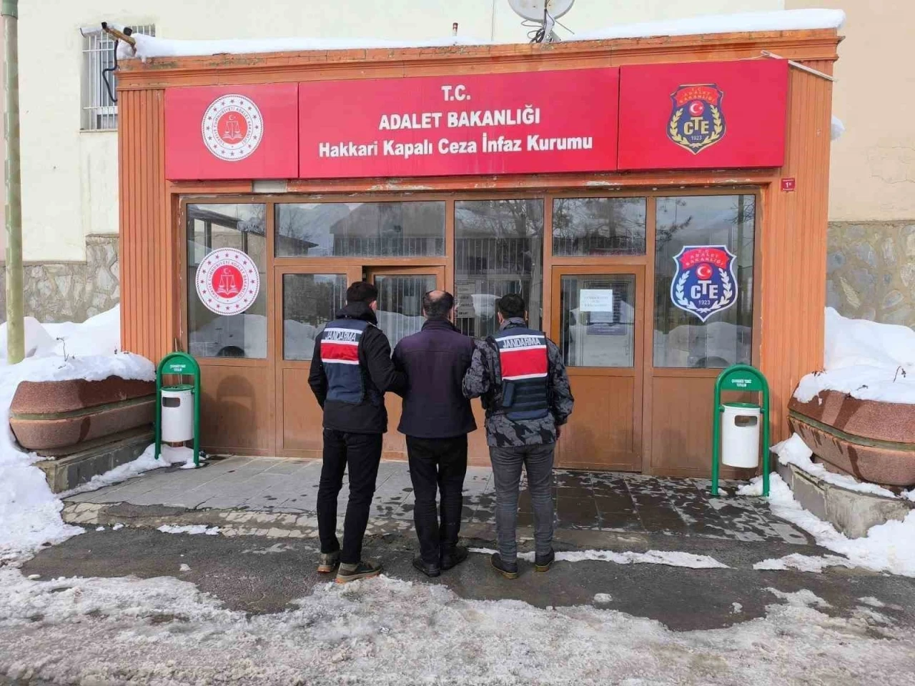Hakkari&rsquo;de 9 yıl 9 ay hapis cezası bulunan şahıs yakalandı
