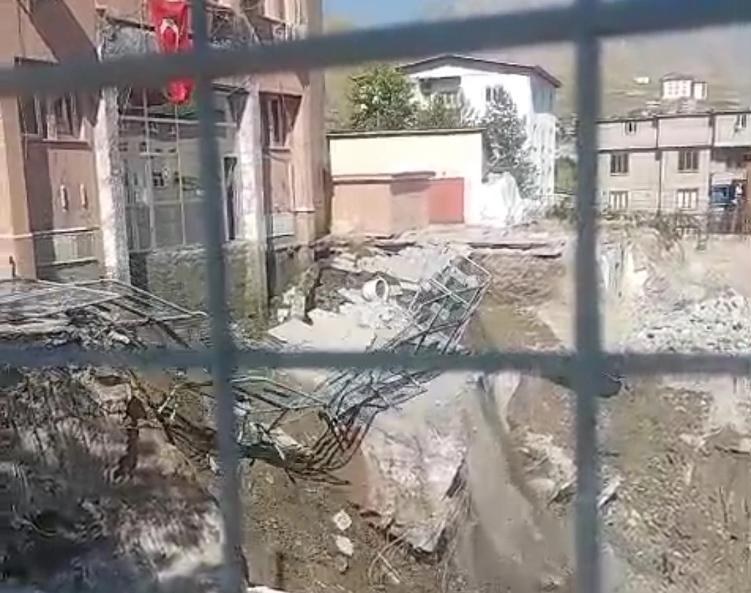 Hakkari’de adliye binasının girişinde çökme
