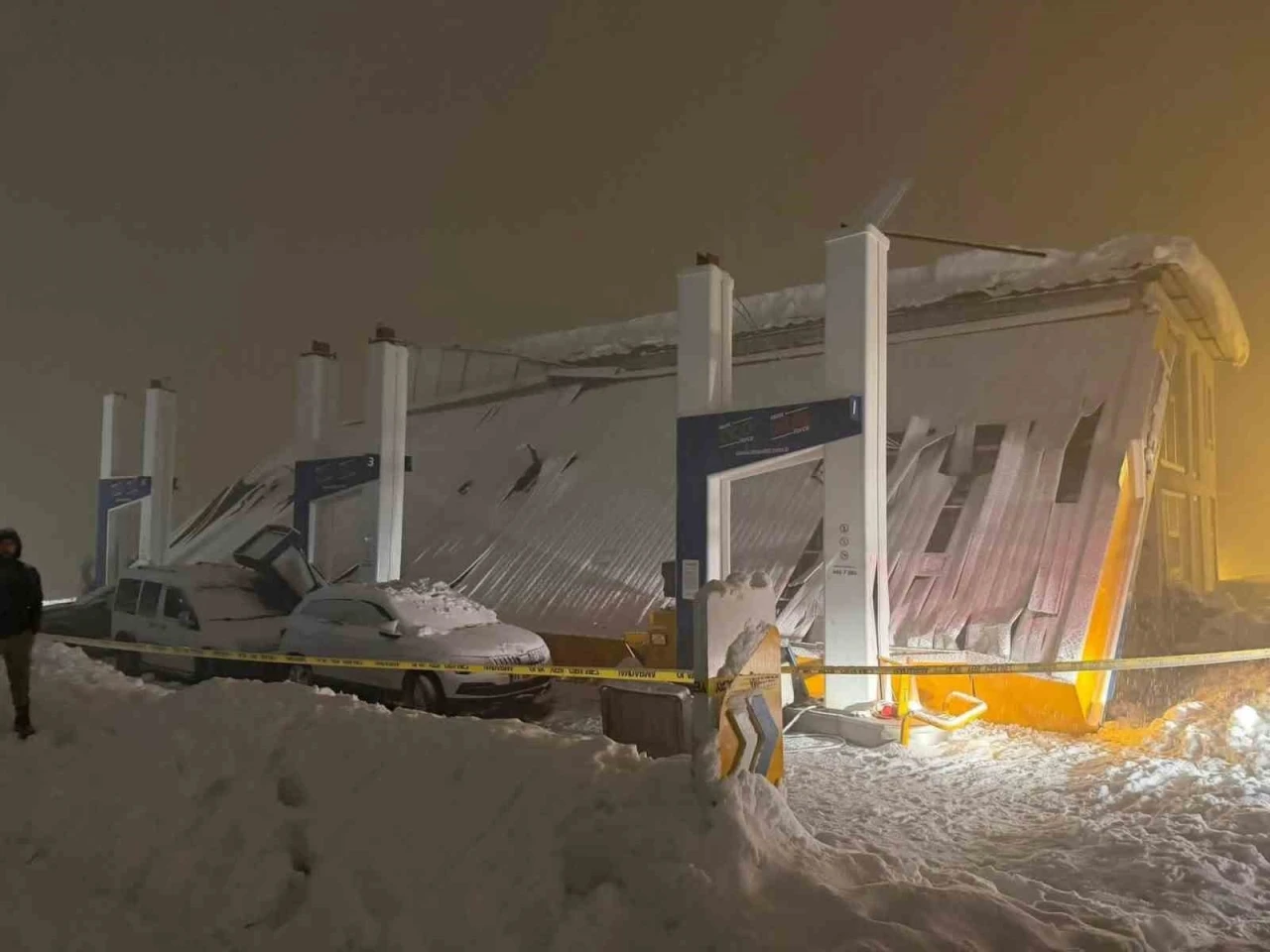 Hakkari&rsquo;de akaryakıt istasyonunun &ccedil;atısı &ccedil;&ouml;kt&uuml;: 8 kişi yaralandı
