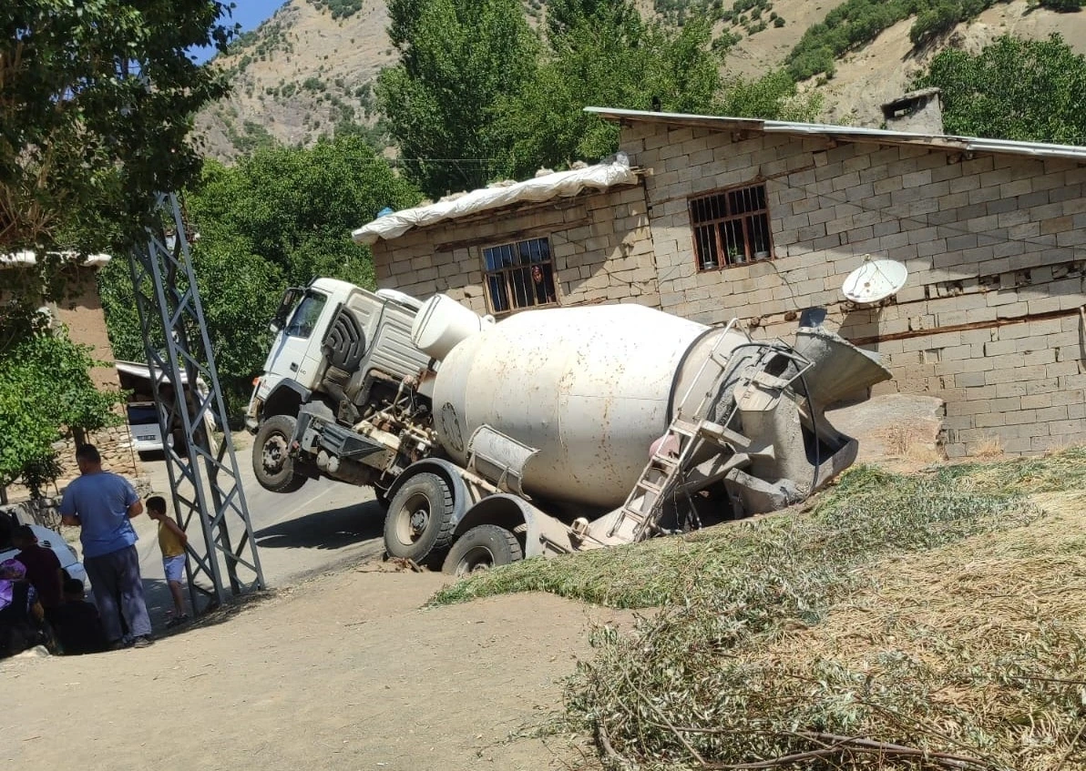 Hakkari’de beton mikseri ahırın üzerine yan yattı
