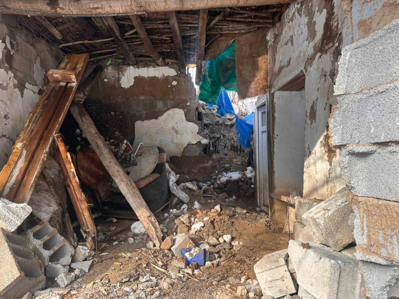 Hakkari&rsquo;de bir evin &uuml;zerine kaya d&uuml;şt&uuml;
