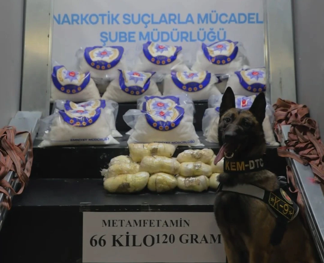 Hakkari’de bir tırda 66 kilo 120 gram metamfetamin ele geçirildi
