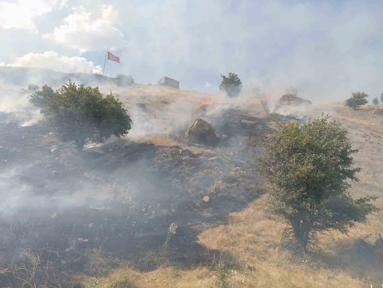 Hakkari’de çıkan yangınlara müdahale edildi
