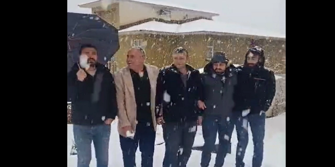 Hakkari’de halaylı kar yağışı kutlaması
