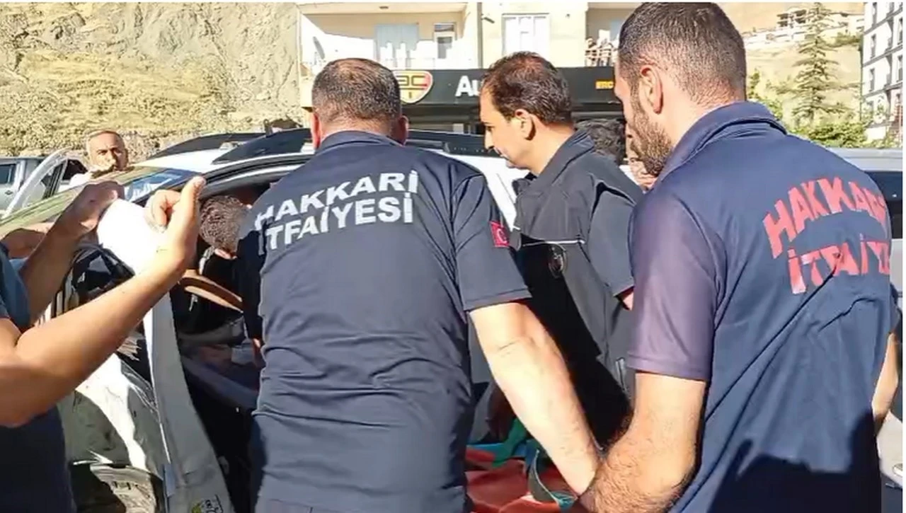 Hakkari&rsquo;de iki aracın &ccedil;arpıştığı kazada 1 kişi yaralandı
