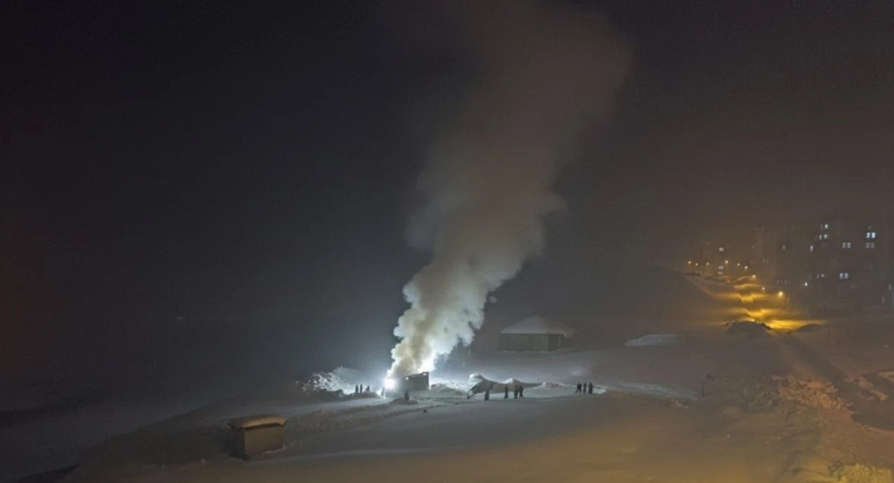 Hakkari&rsquo;de itfaiye ara&ccedil;larının &ccedil;ıkamadığı tandır evindeki yangına vatandaşlardan karla m&uuml;dahale
