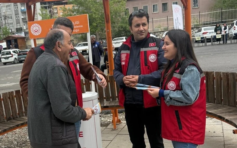 Hakkari’de kadına şiddete karşı farkındalık standı
