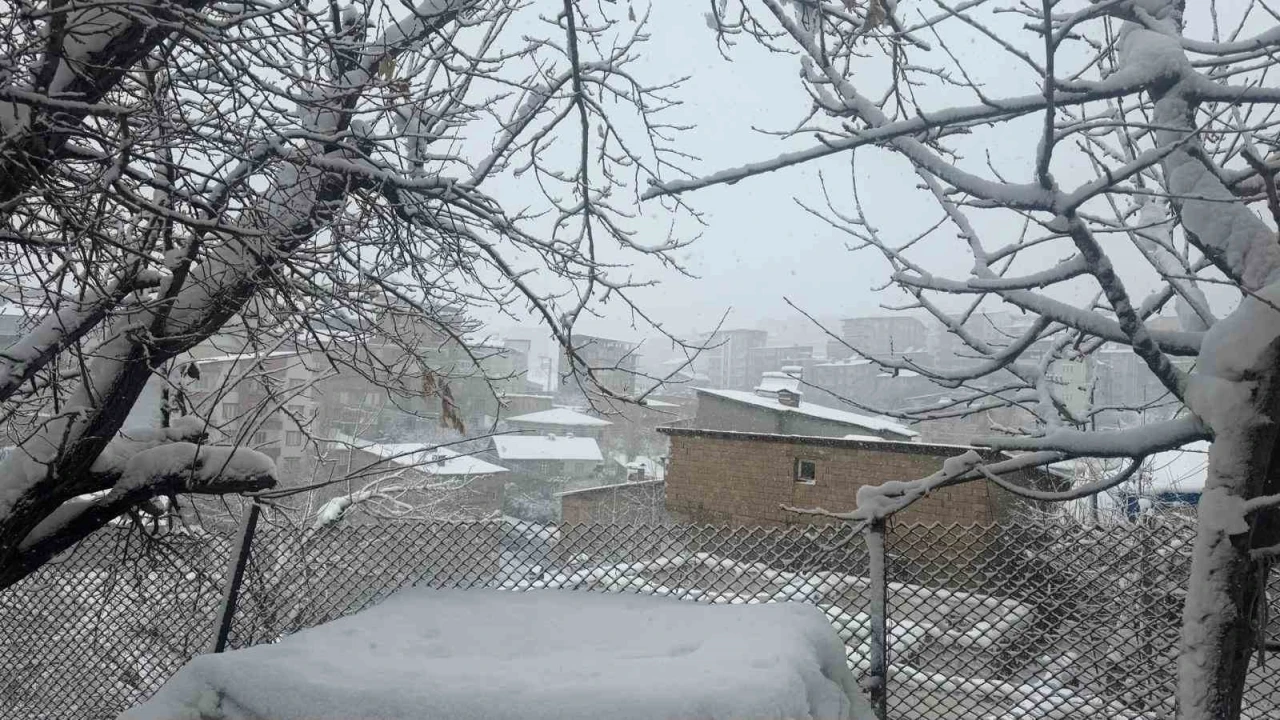 Hakkari&rsquo;de kar ve fırtına etkisini s&uuml;rd&uuml;r&uuml;yor
