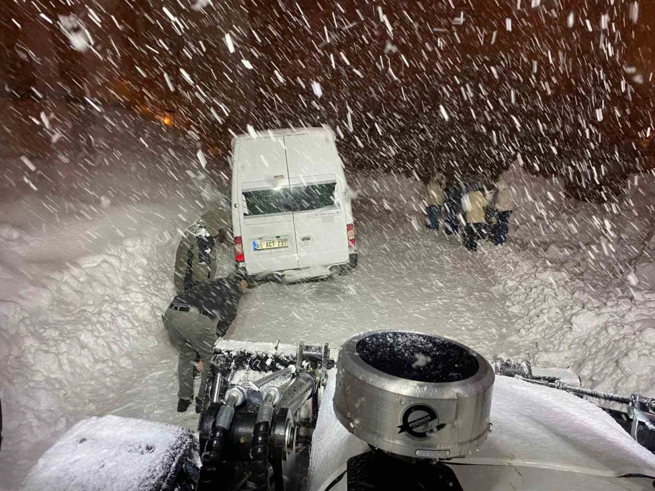 Hakkari&rsquo;de kar ve tipide mahsur kalan minib&uuml;s kurtarıldı
