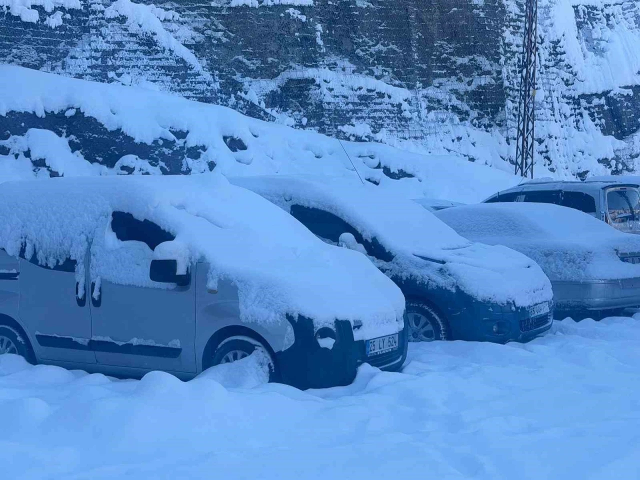 Hakkari&rsquo;de kar yağışı yerini dondurucu soğuklara bıraktı
