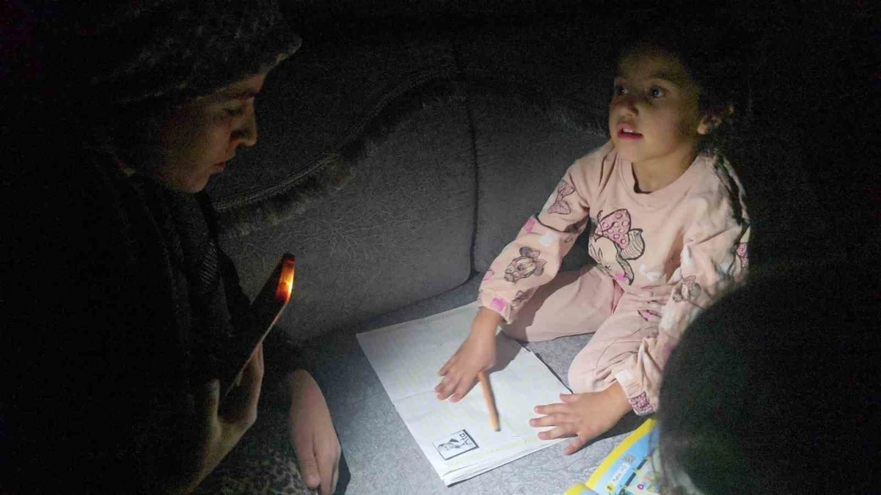 Hakkari’de karanlıkta ders: Akbay ailesi elektrik istiyor

