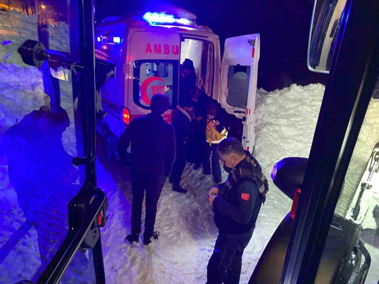Hakkari&rsquo;de karda mahsur kalan ambulansa belediye ekiplerinden destek
