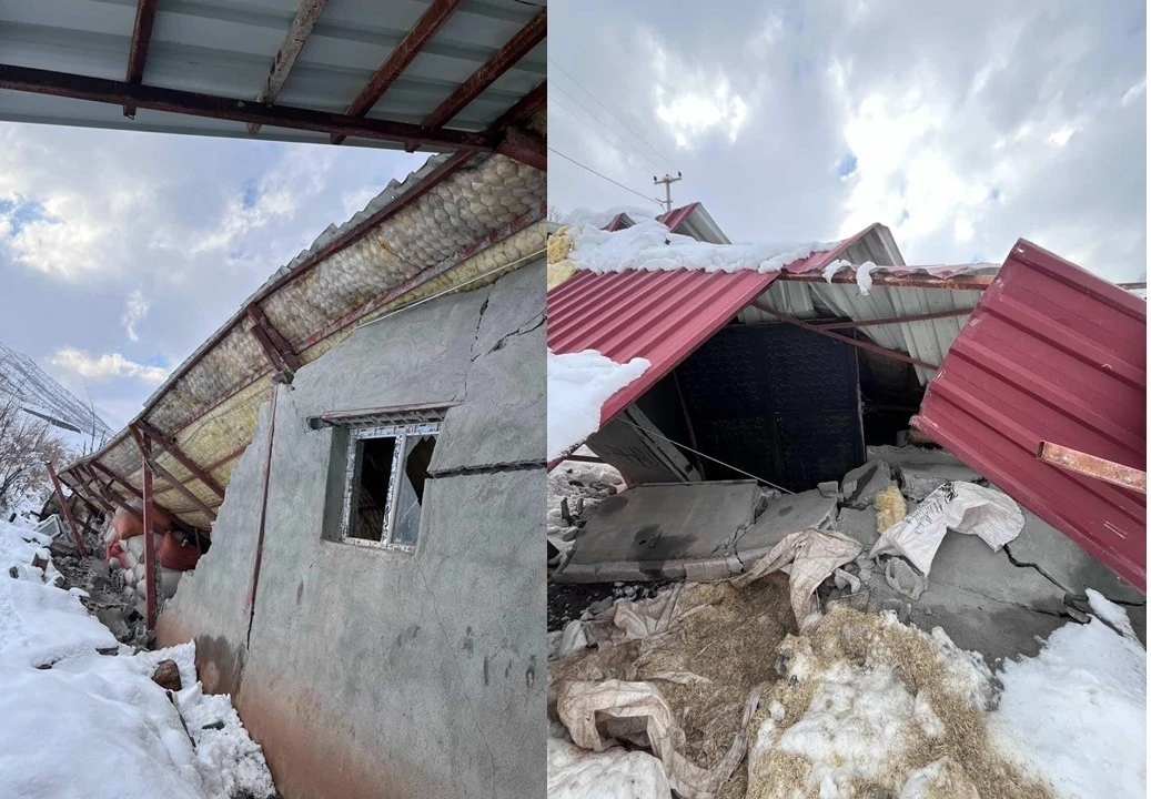 Hakkari&rsquo;de karın ağırlığıyla ahır &ccedil;&ouml;kt&uuml;
