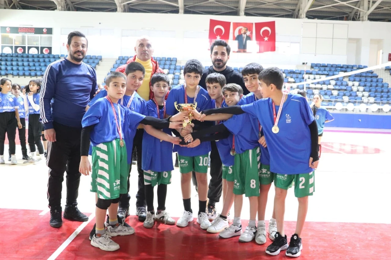 Hakkari&rsquo;de K&uuml;&ccedil;&uuml;kler Voleybol İl Birinciliği sona erdi

