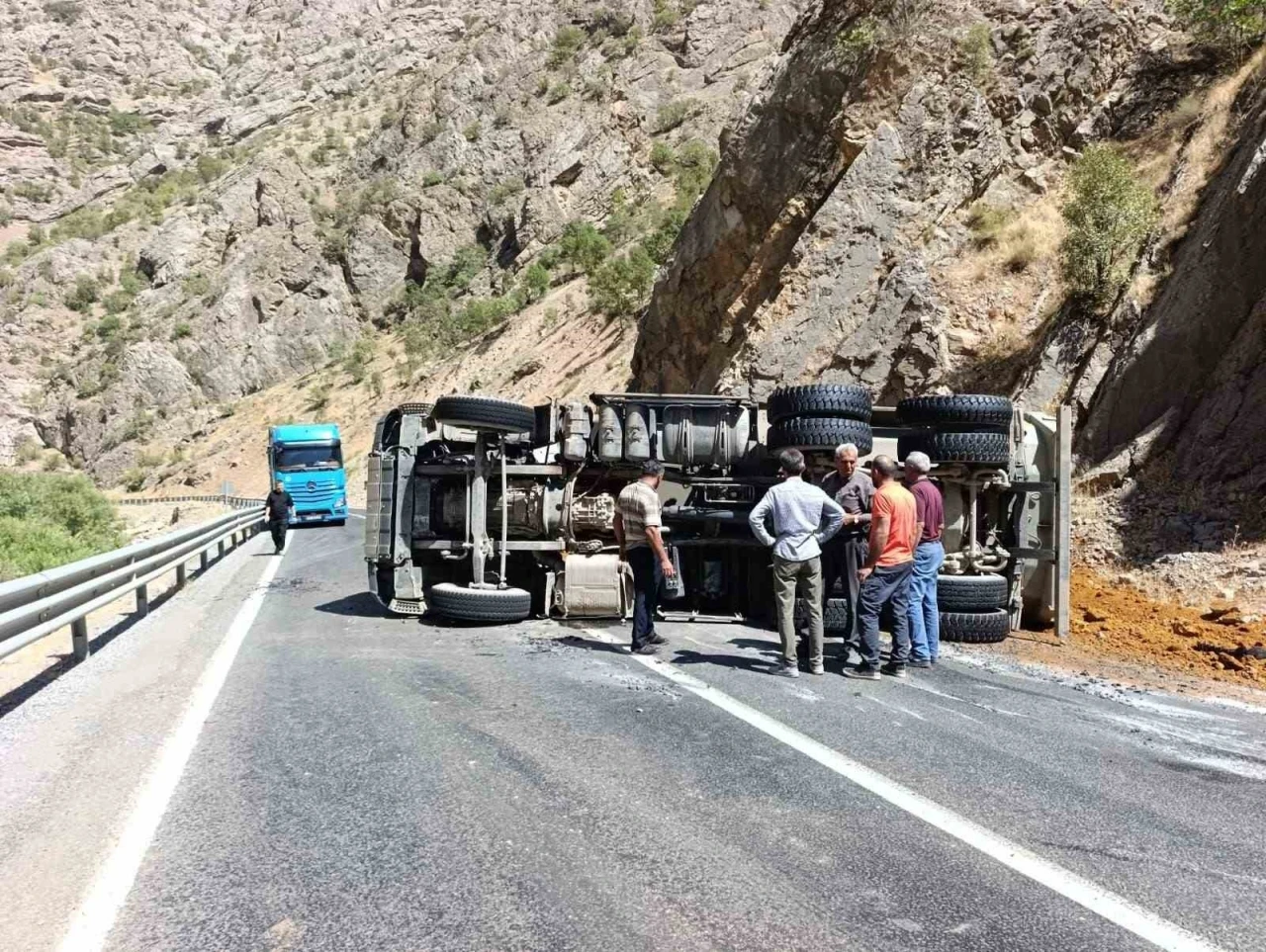 Hakkari’de maden yüklü kamyon devrildi:1 yaralı
