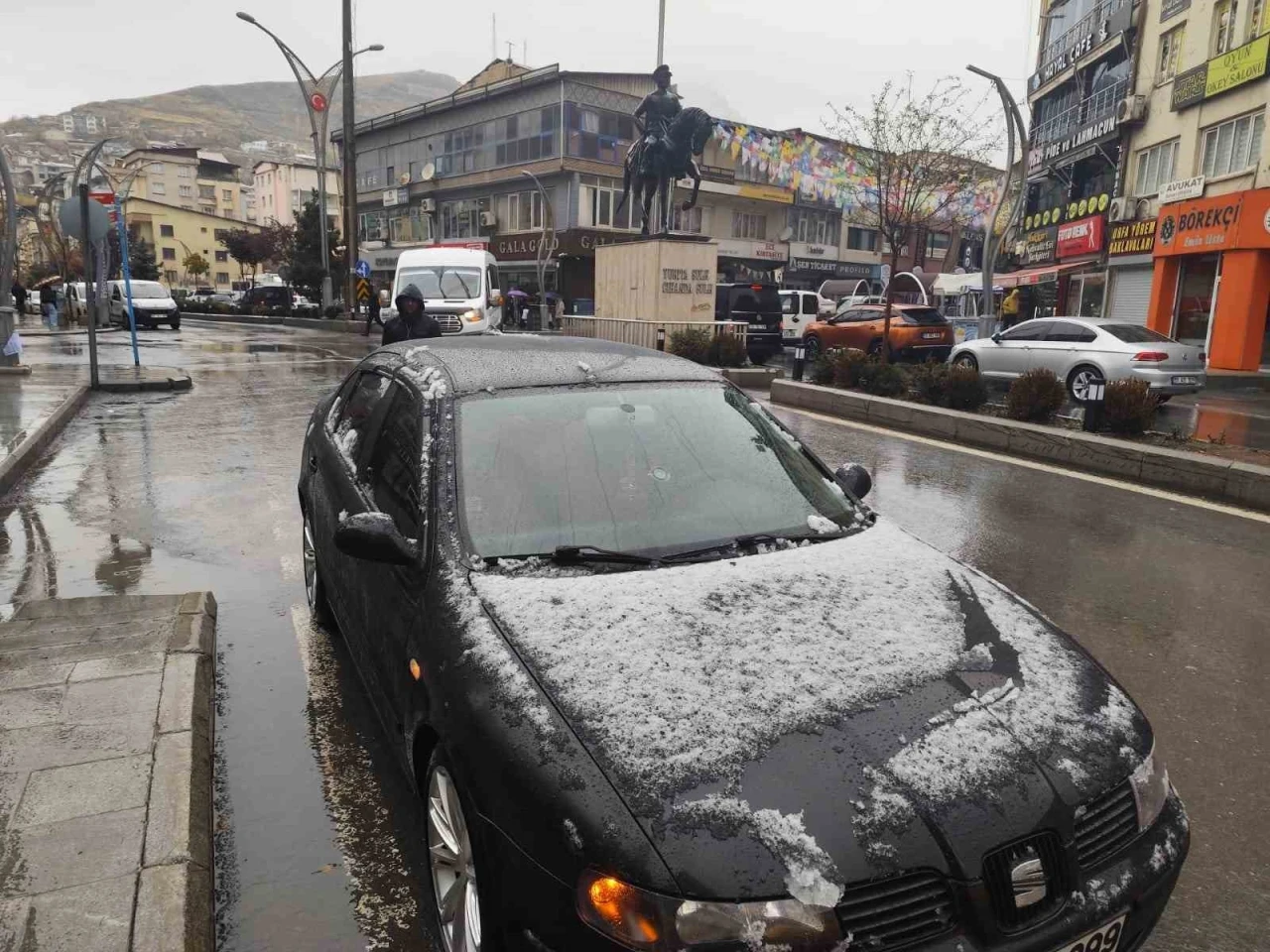 Hakkari’de merkezde yağmur, yüksek kesimlerde kar etkili oldu

