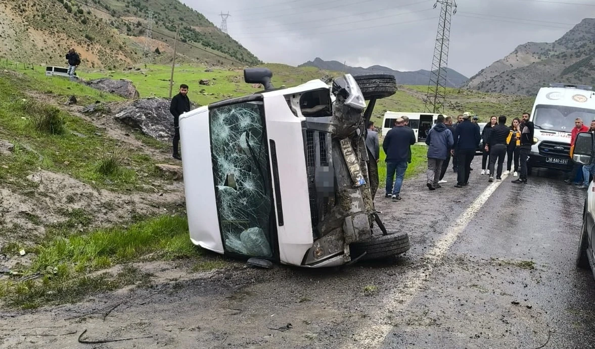 Hakkari’de öğrenci servisi devrildi
