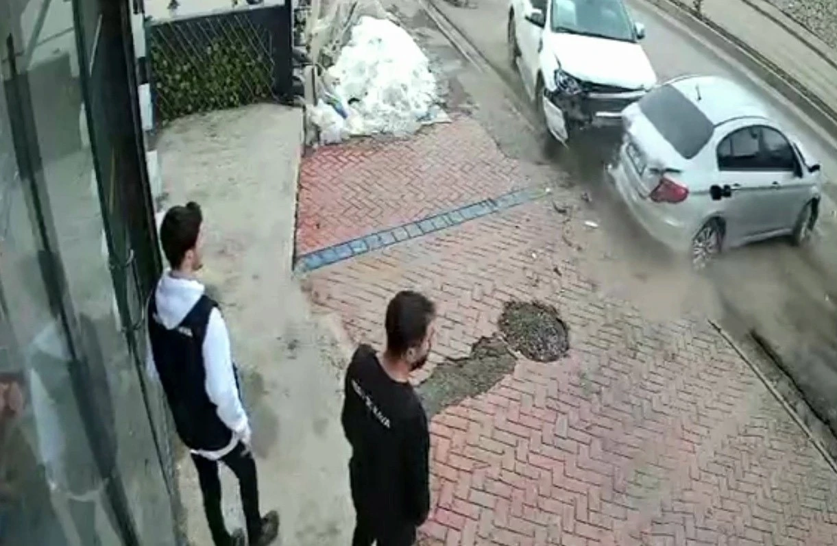 Hakkari’de otomobil park halindeki araca çarptı