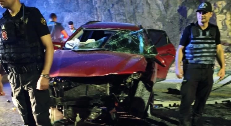 Hakkari&rsquo;de otomobiller kafa kafaya &ccedil;arpıştı: 7 yaralı
