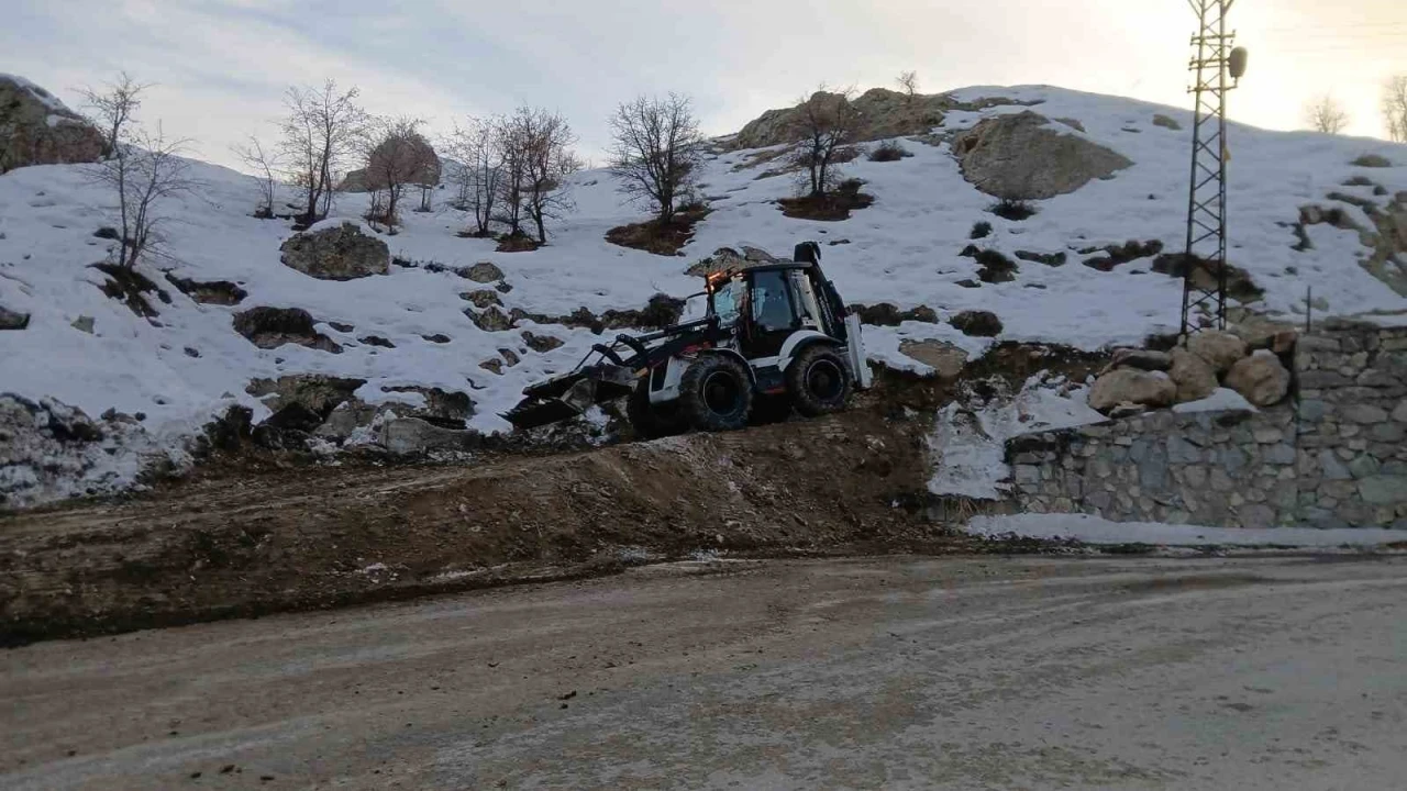 Hakkari’de PMT ekipleri soğuk havaya aldırış etmeden çalışmalarını sürdürüyor