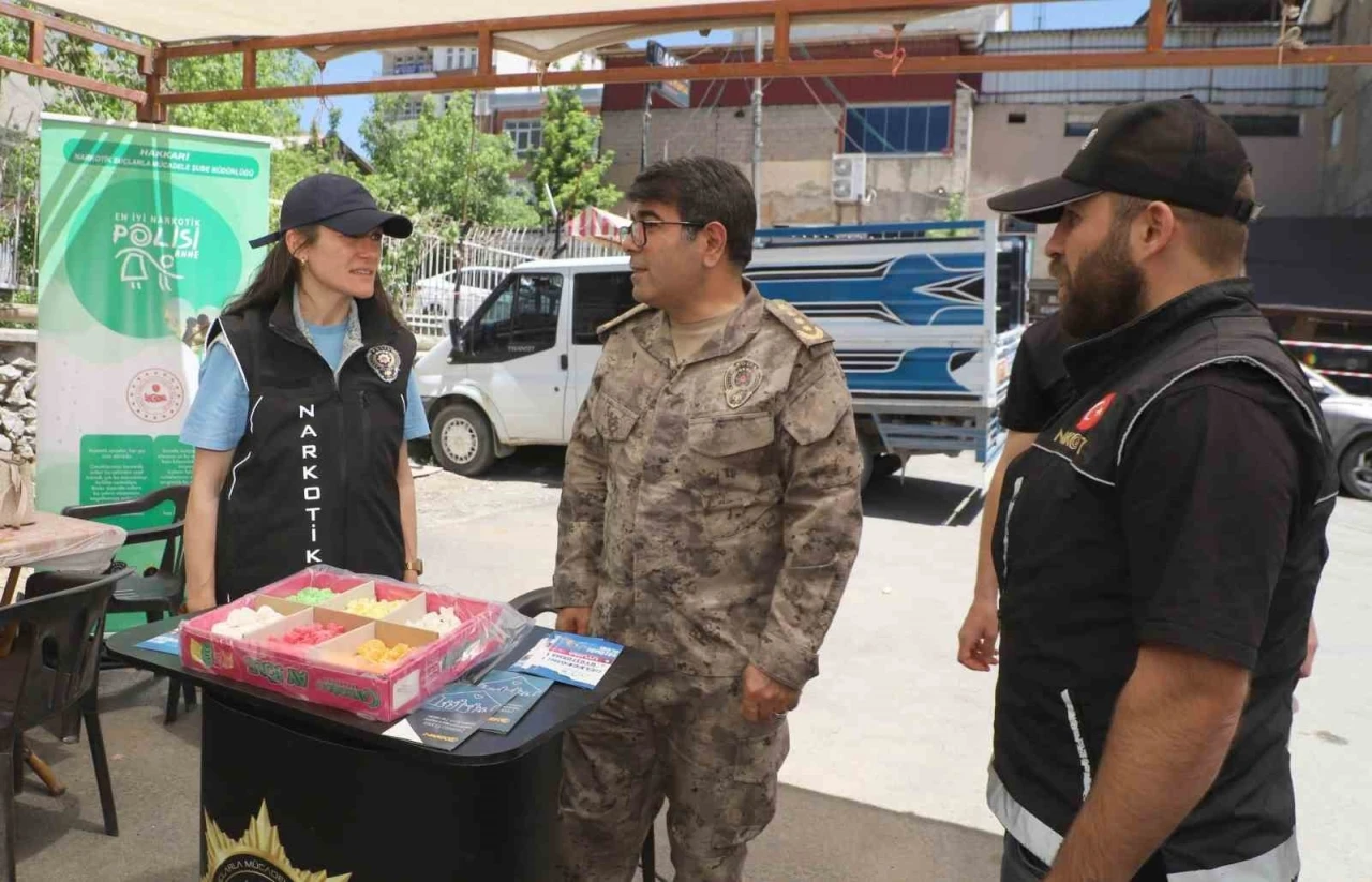 Hakkari’de &quot;En İyi Narkotik Polisi: Anne&quot; standına açıldı
