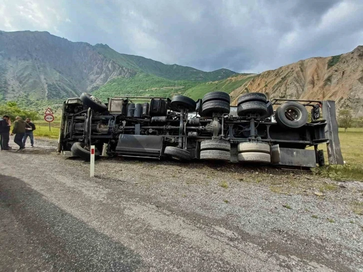 Hakkari’de yakıt tankeri yan yattı
