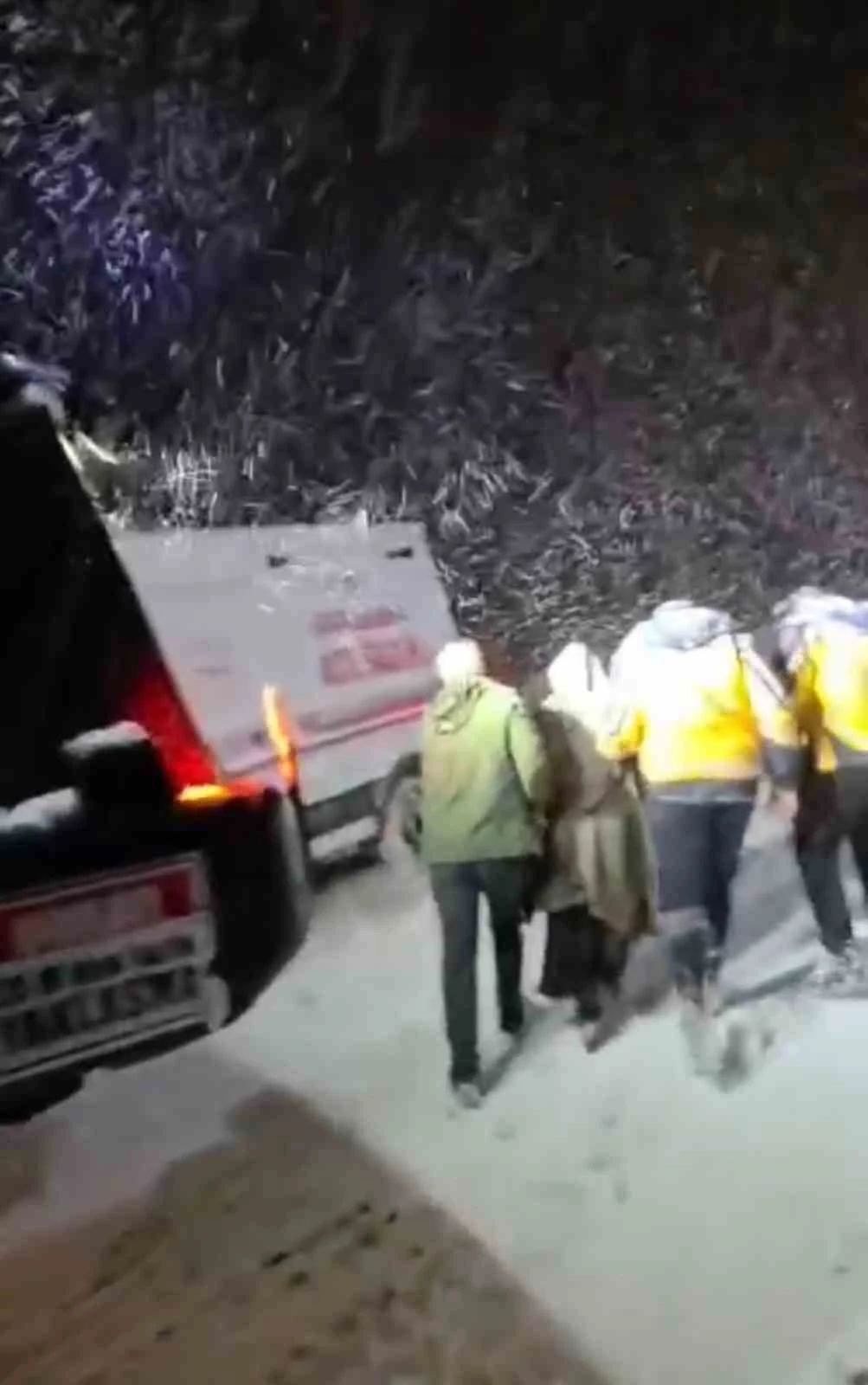 Hakkari&rsquo;de yaşam mesaisi: Kar engelini iş makineleriyle aştılar
