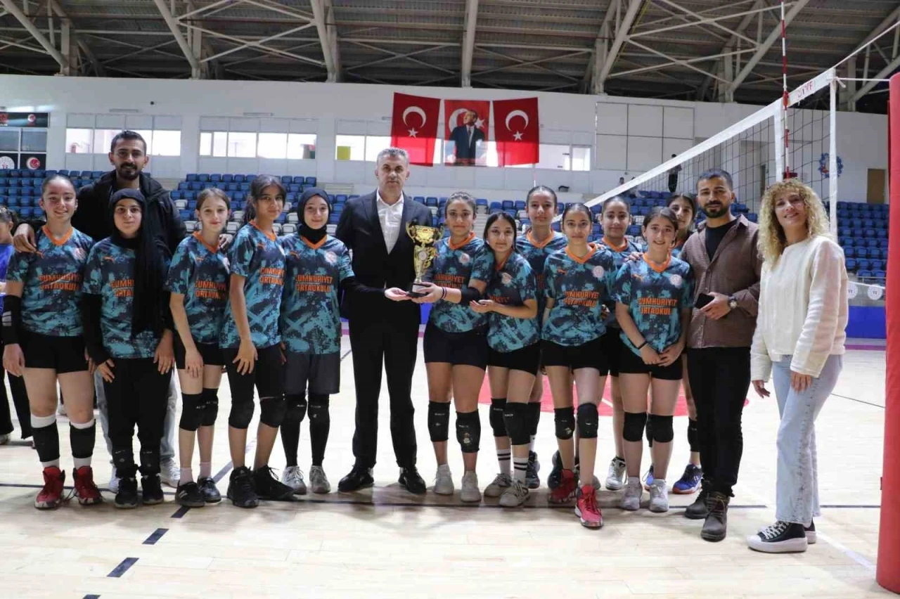 Hakkari’de Yıldız Kızlar Voleybol İl Birinciliği sona erdi
