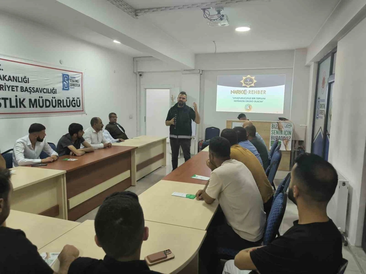 Hakkari emniyeti bin 500 broşürle UYUMA ve NARVAS tanıtıldı
