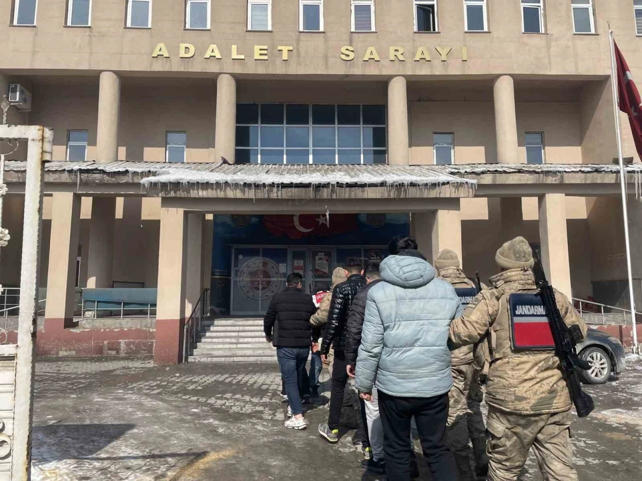 Hakkari jandarması dolandırıcılık şebekesini çökertti: 5 gözaltı