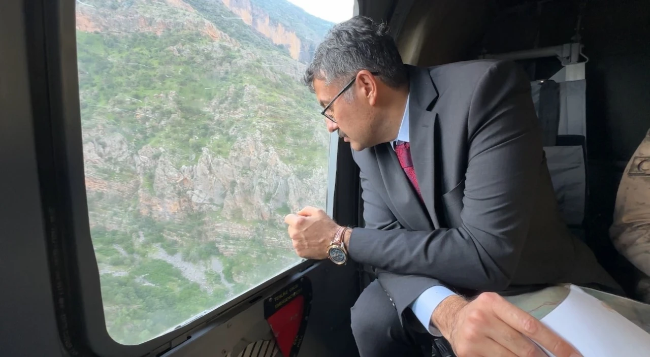Hakkari Valisi Çelik, derede kaybolan çocuğu arama çalışmalarını havadan inceledi
