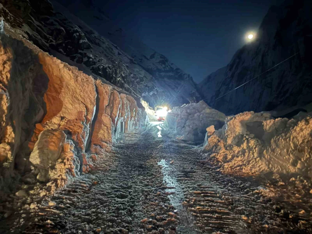 Hakkari-Van karayolu ulaşıma a&ccedil;ıldı
