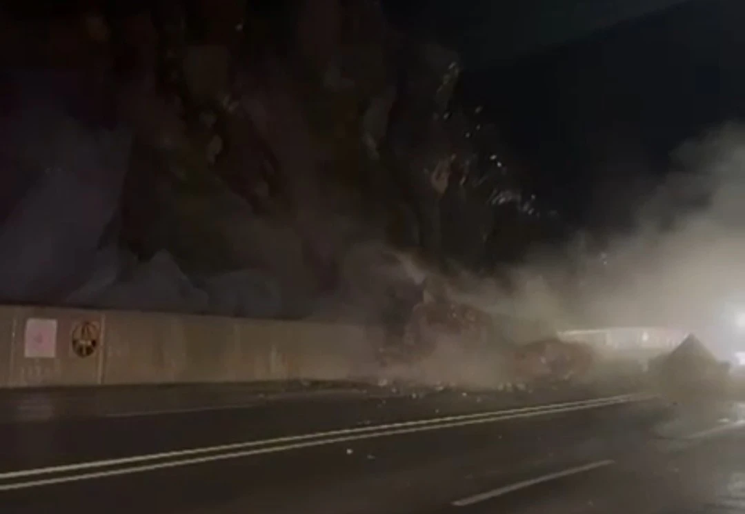 Hakkari-Van yolunda heyelan
