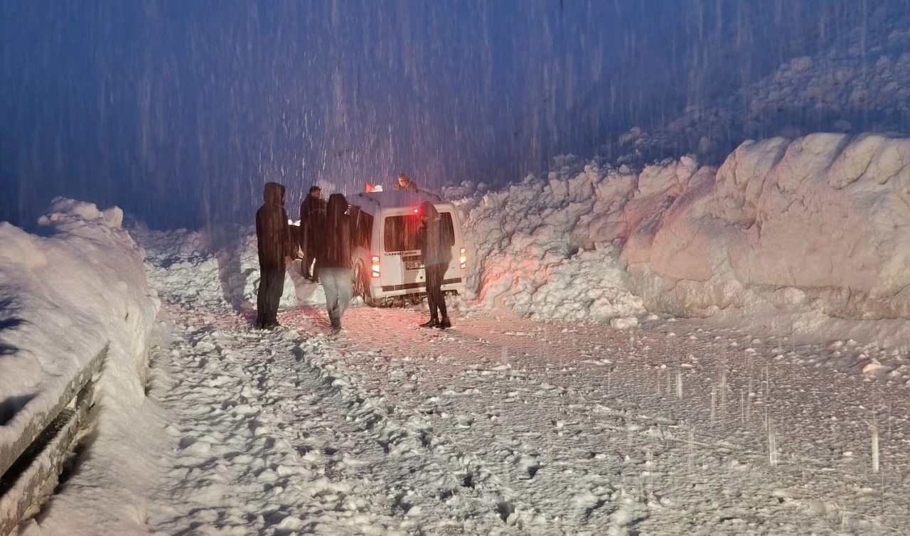 Hakkari-Van yolunda iki &ccedil;ığ arasında kalan 5 ara&ccedil; kurtarıldı
